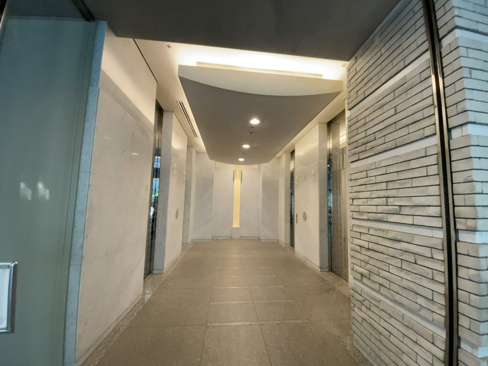 エレベーター(4基)