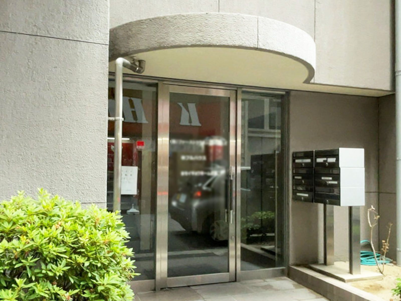 オフィスビル出入口