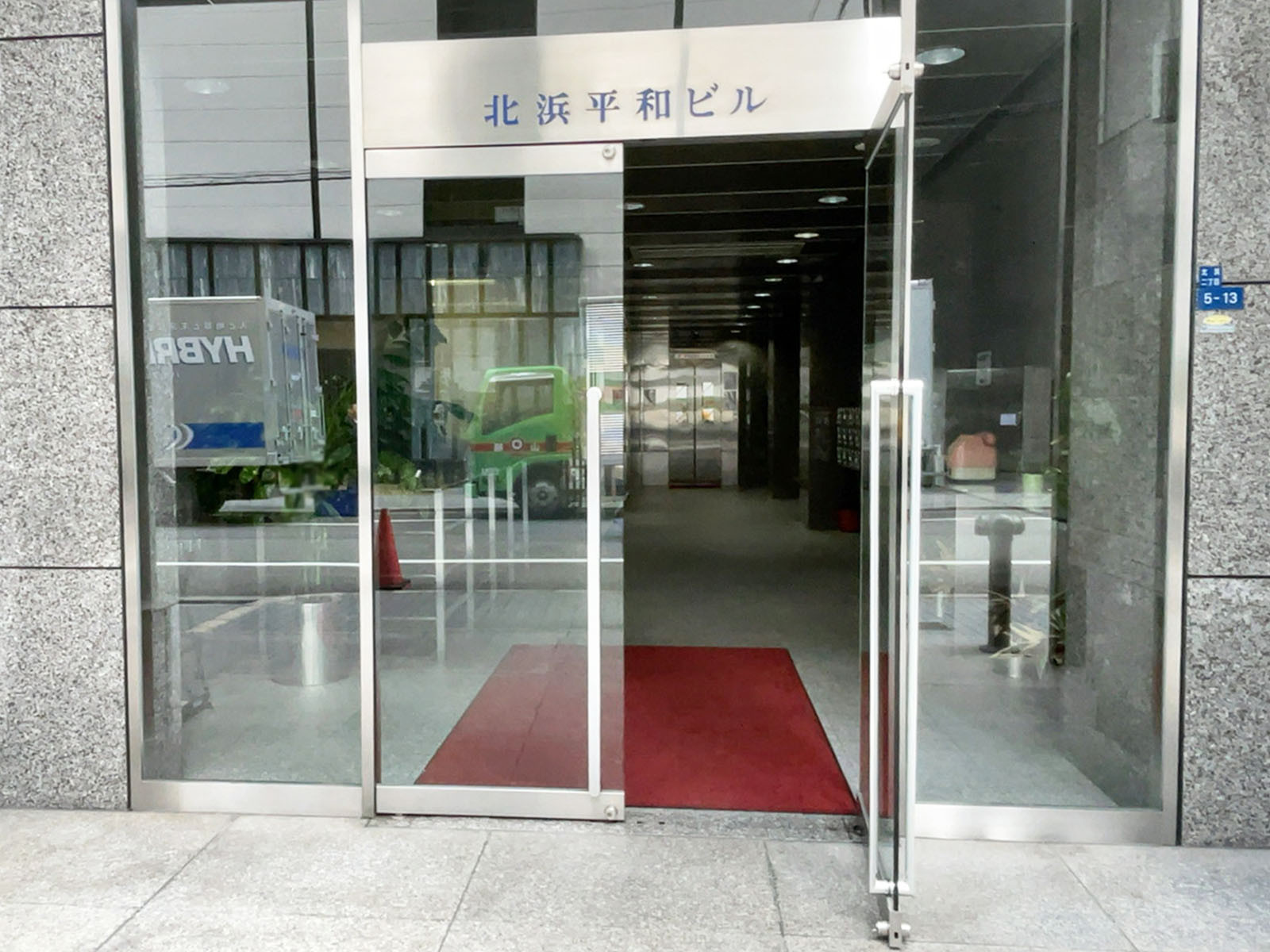 オフィスビル出入口