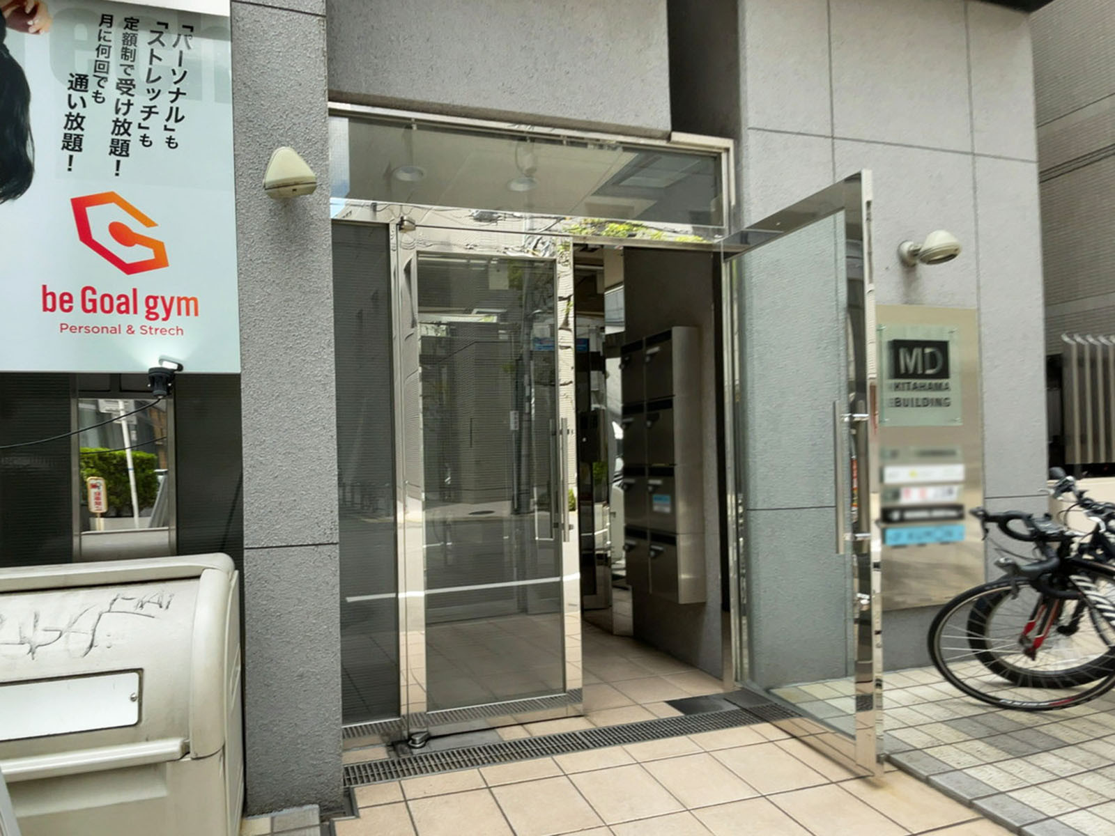 オフィスビル出入口