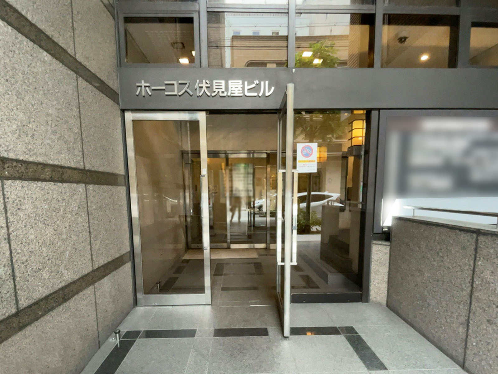 オフィスビル出入口