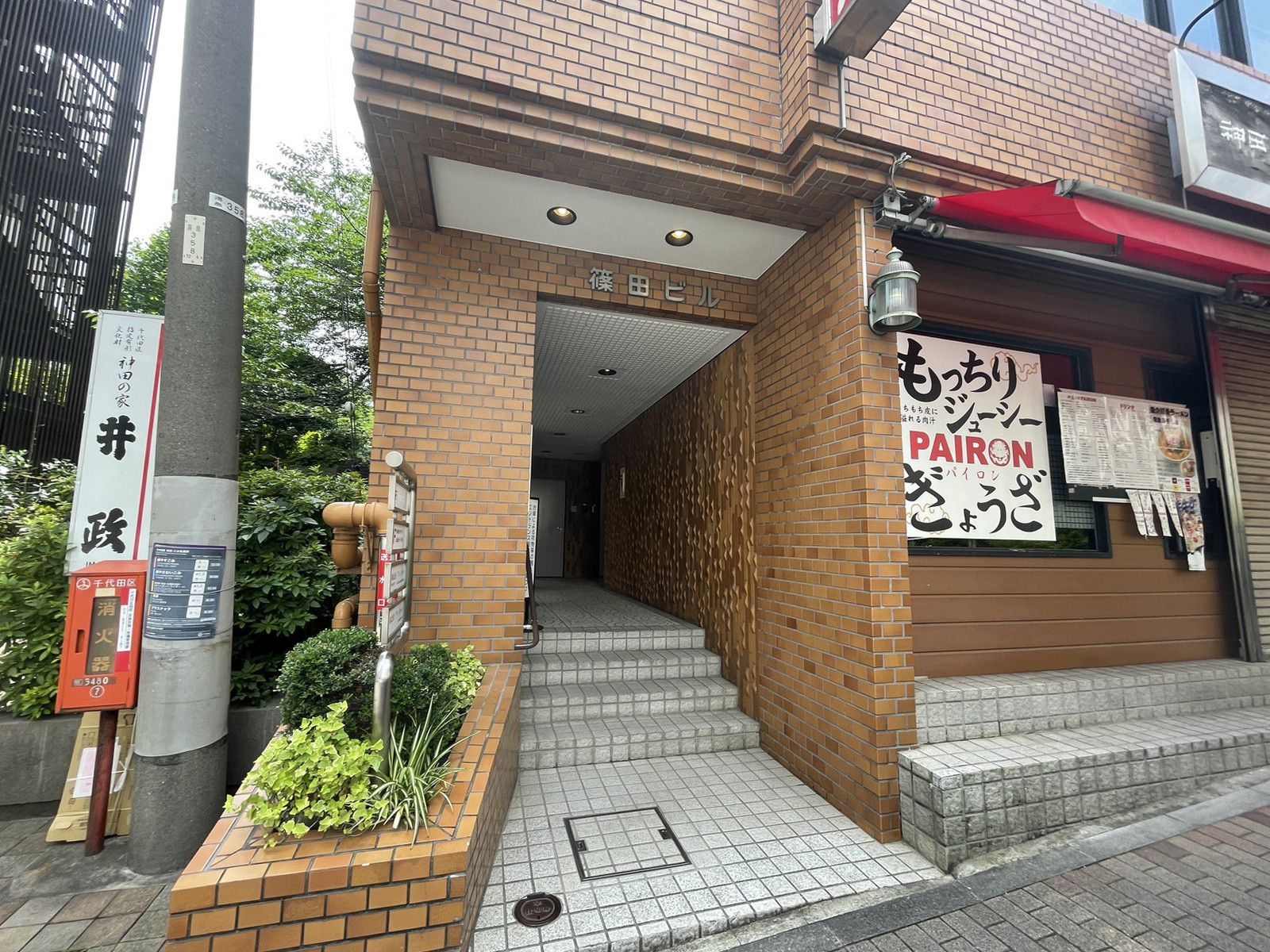 オフィスビル出入口