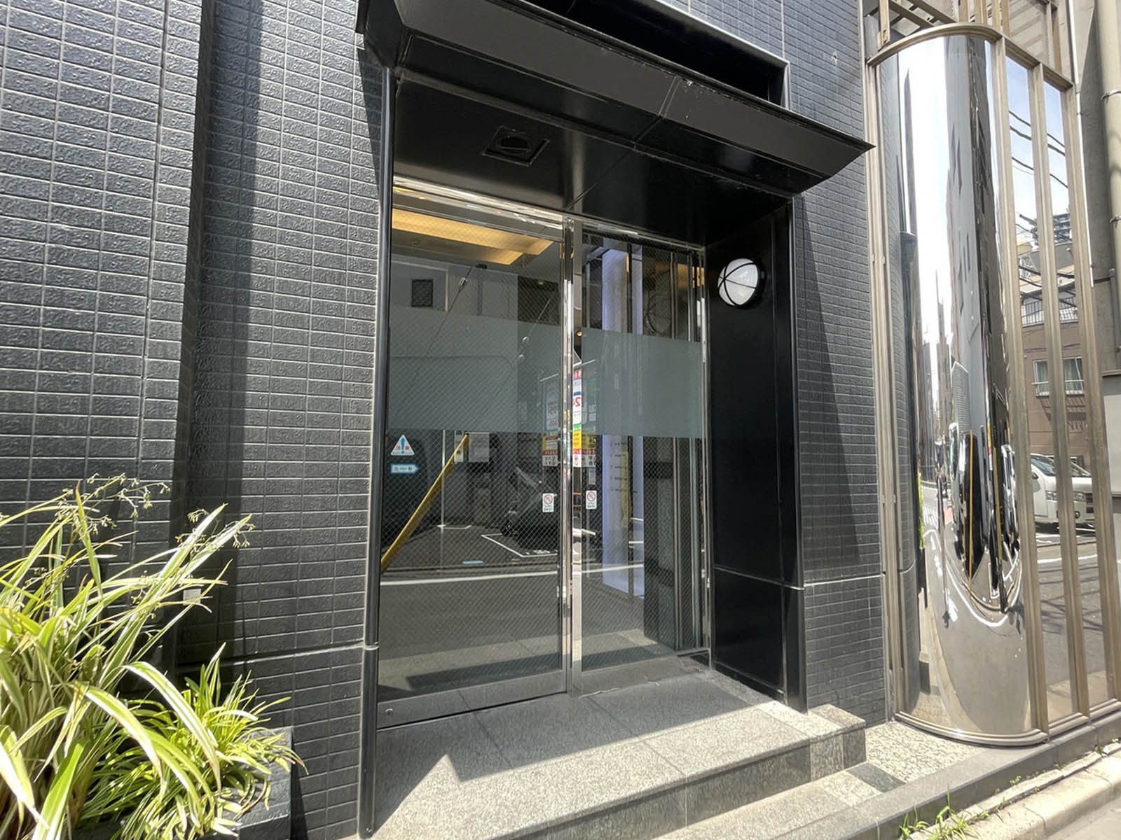 オフィスビル出入口