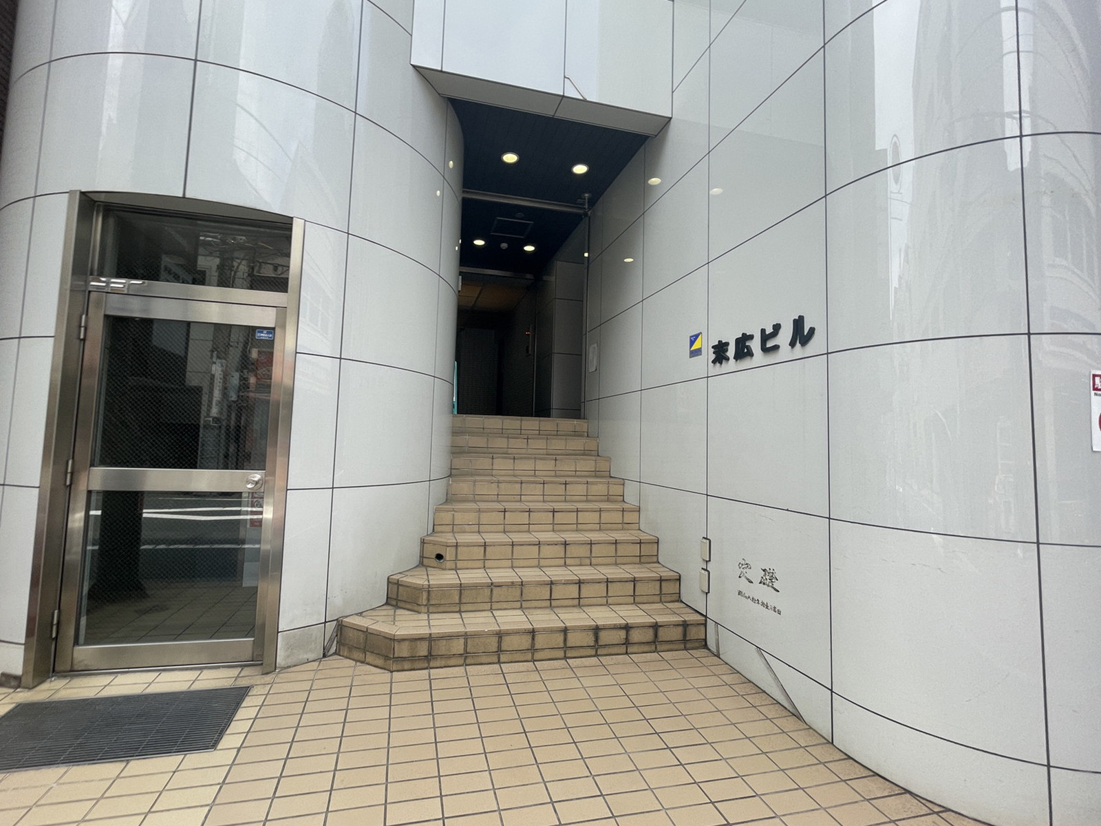 オフィスビル出入口