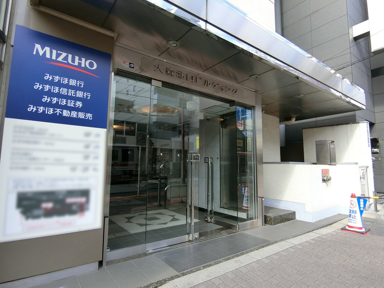 オフィスビル出入口