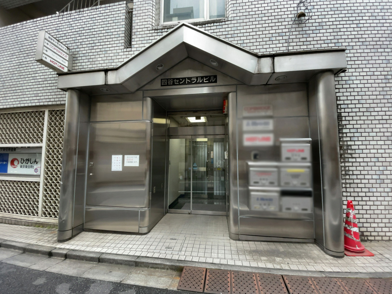オフィスビル出入口