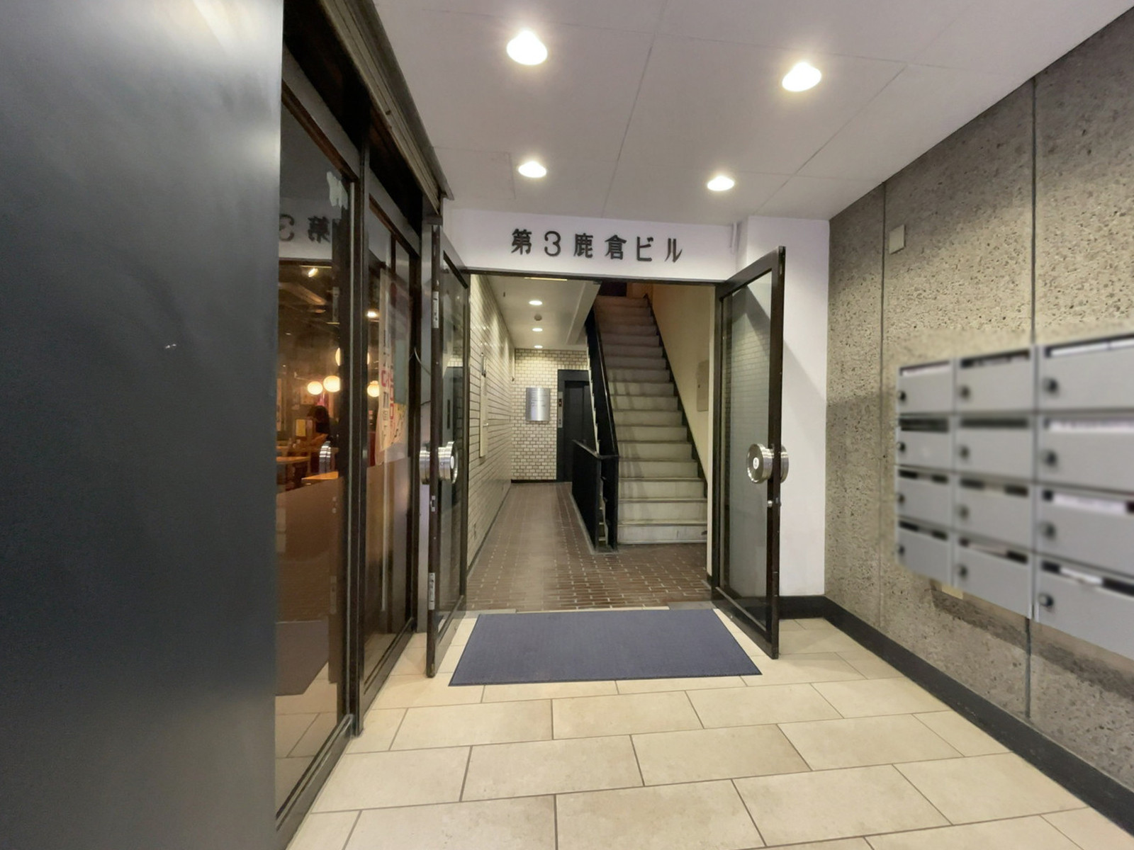 オフィスビル出入口