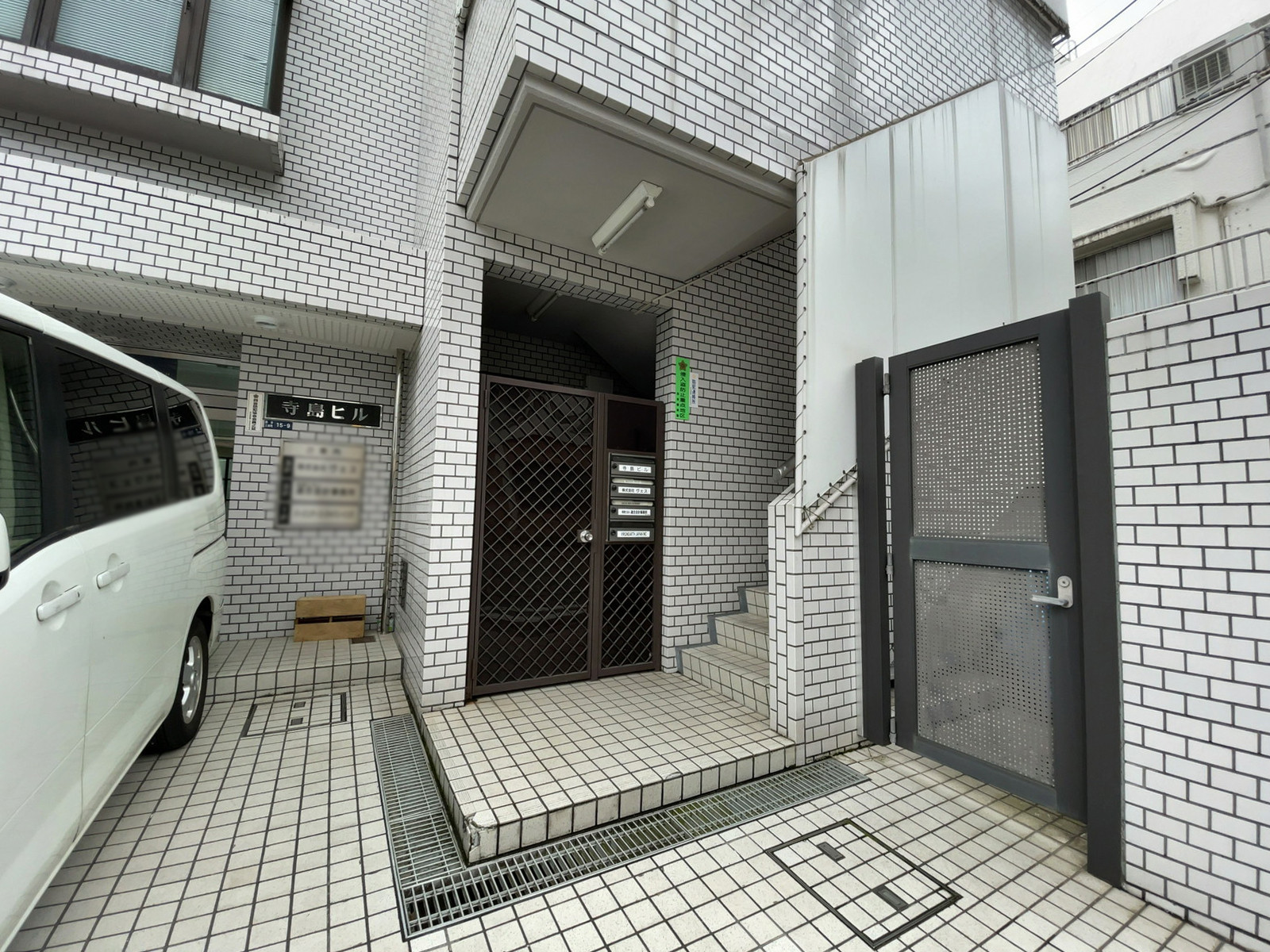 オフィスビル出入口