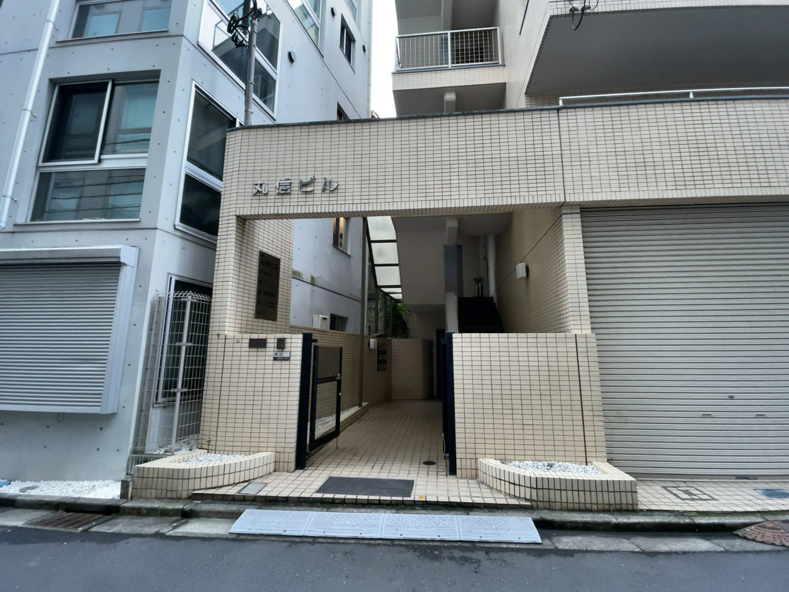 オフィスビル出入口