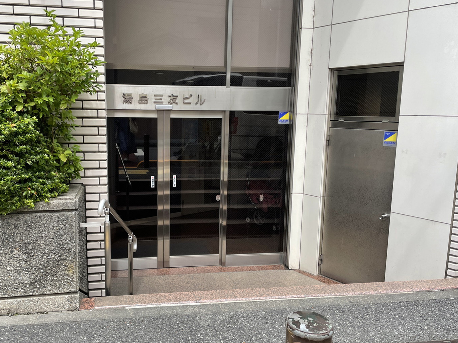 オフィスビル出入口