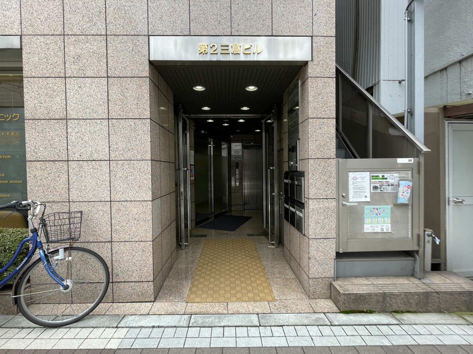 オフィスビル出入口