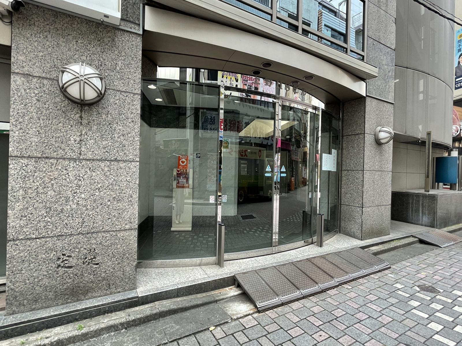 オフィスビル出入口