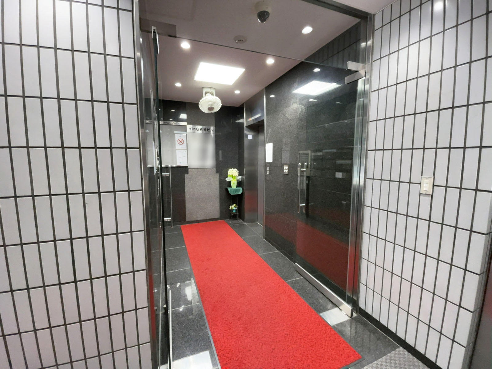 オフィスビル出入口