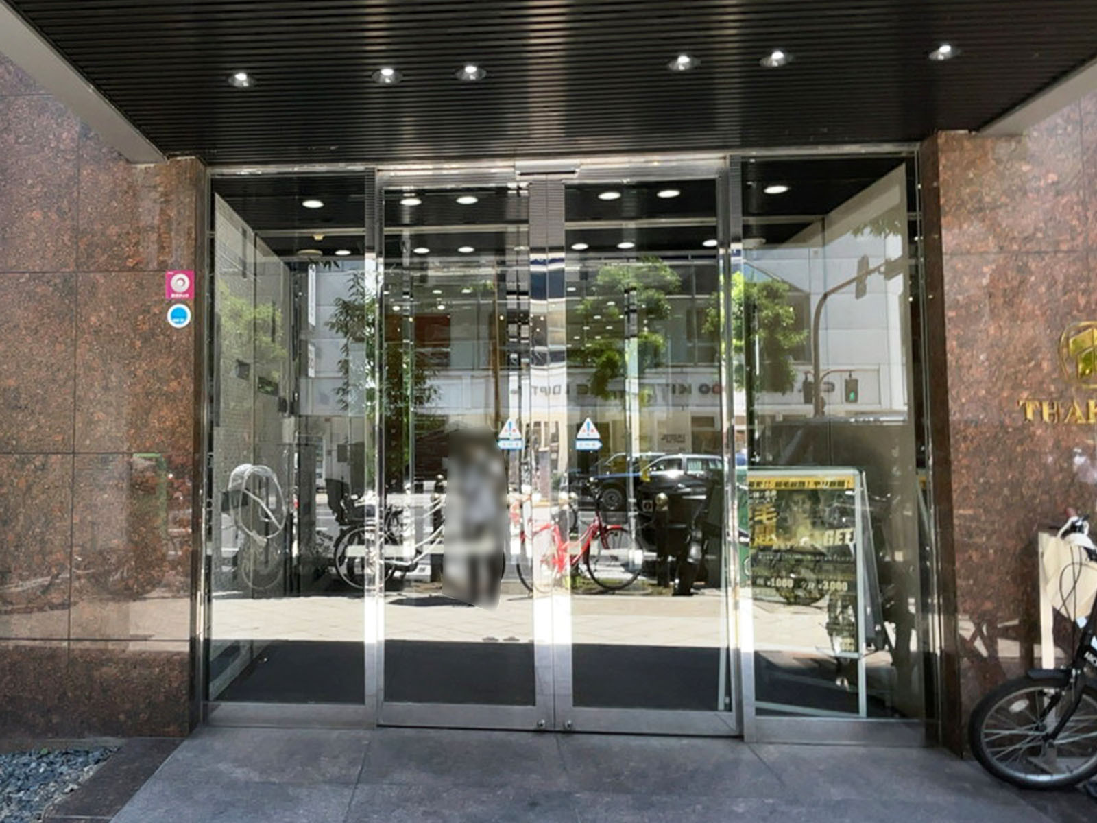 オフィスビル出入口