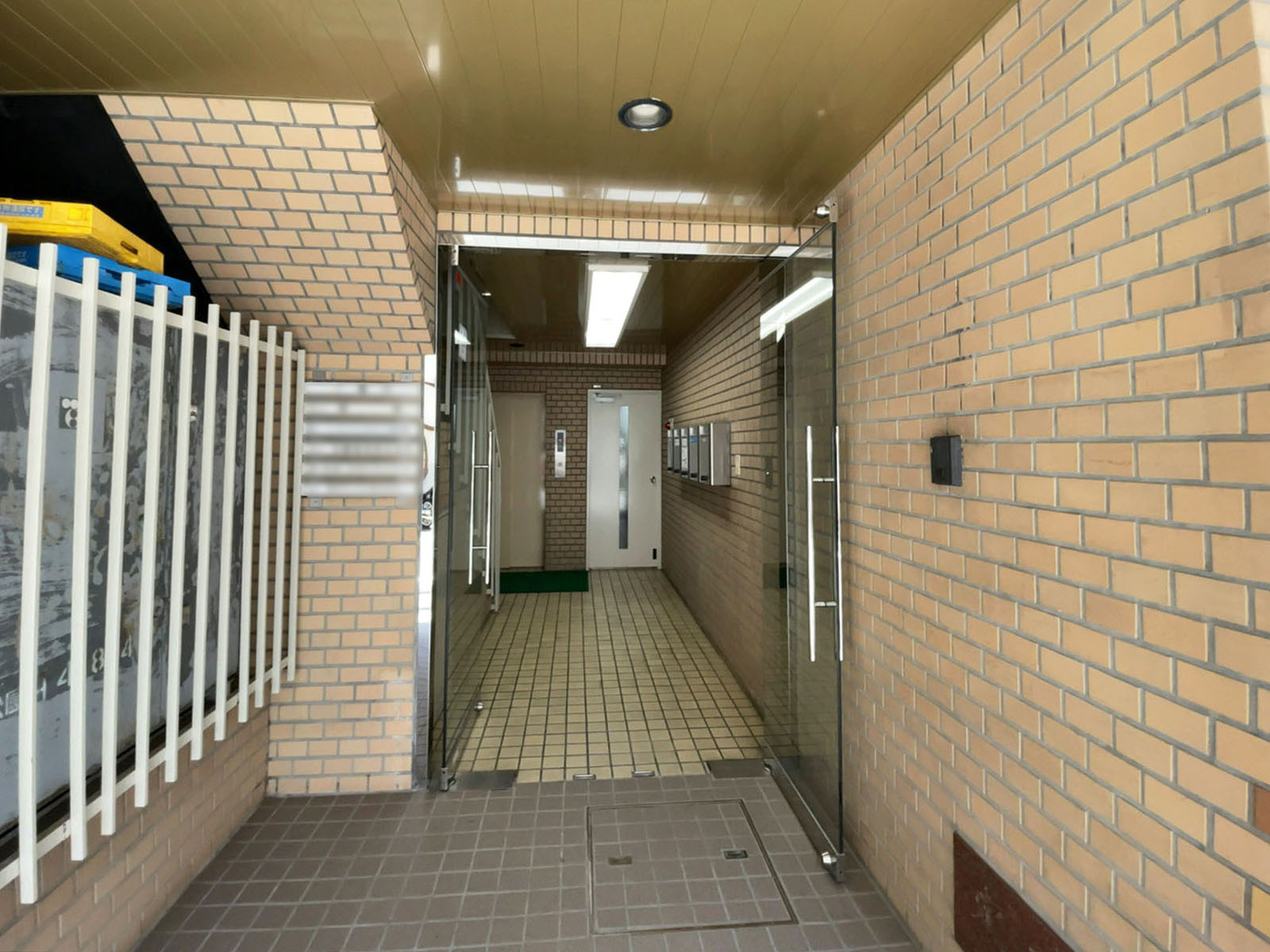 オフィスビル出入口
