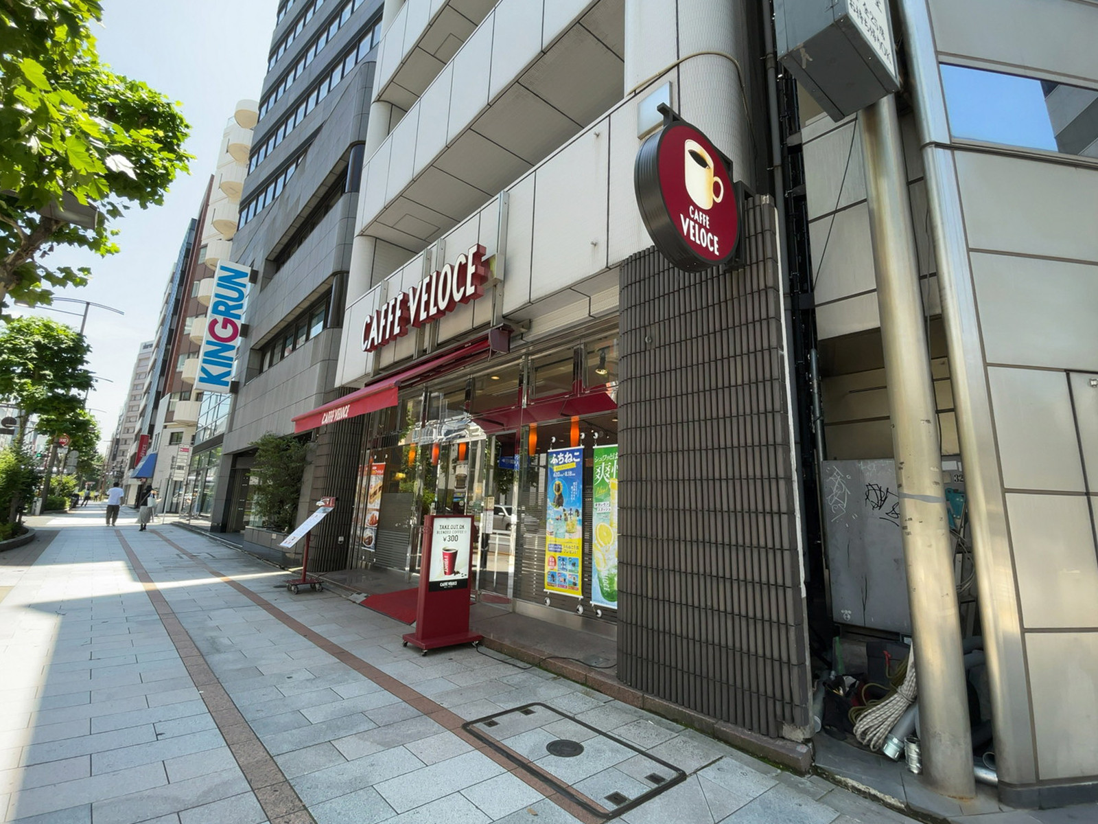 1階のカフェ・ベローチェ 淡路町駅前店