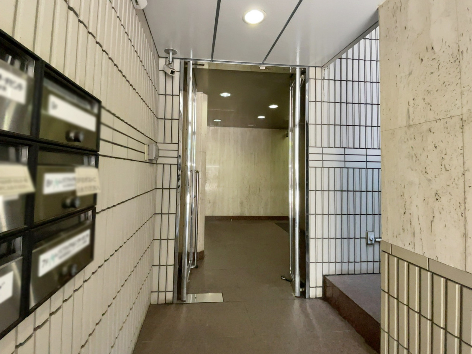オフィスビル出入口
