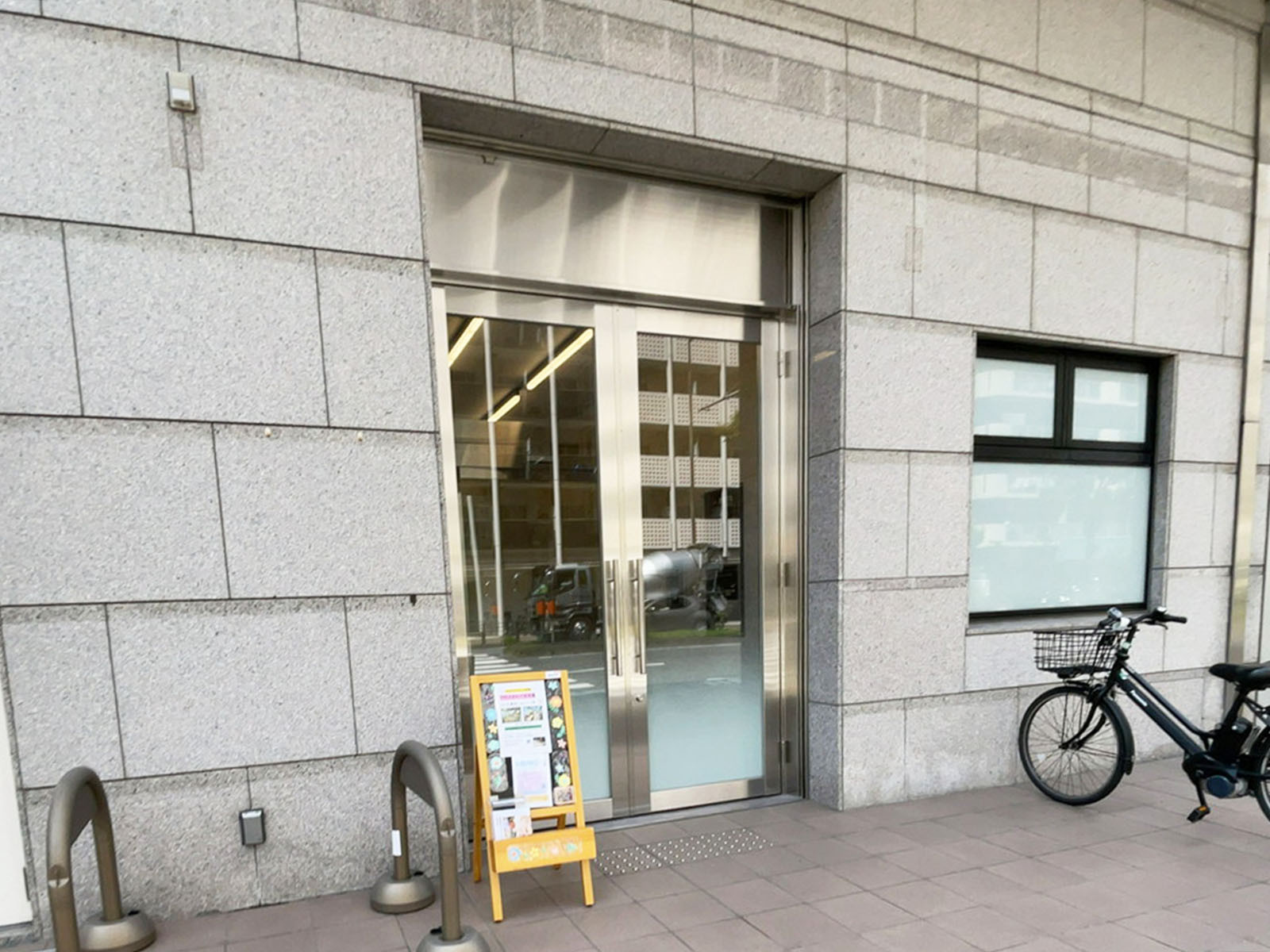 オフィスビル出入口