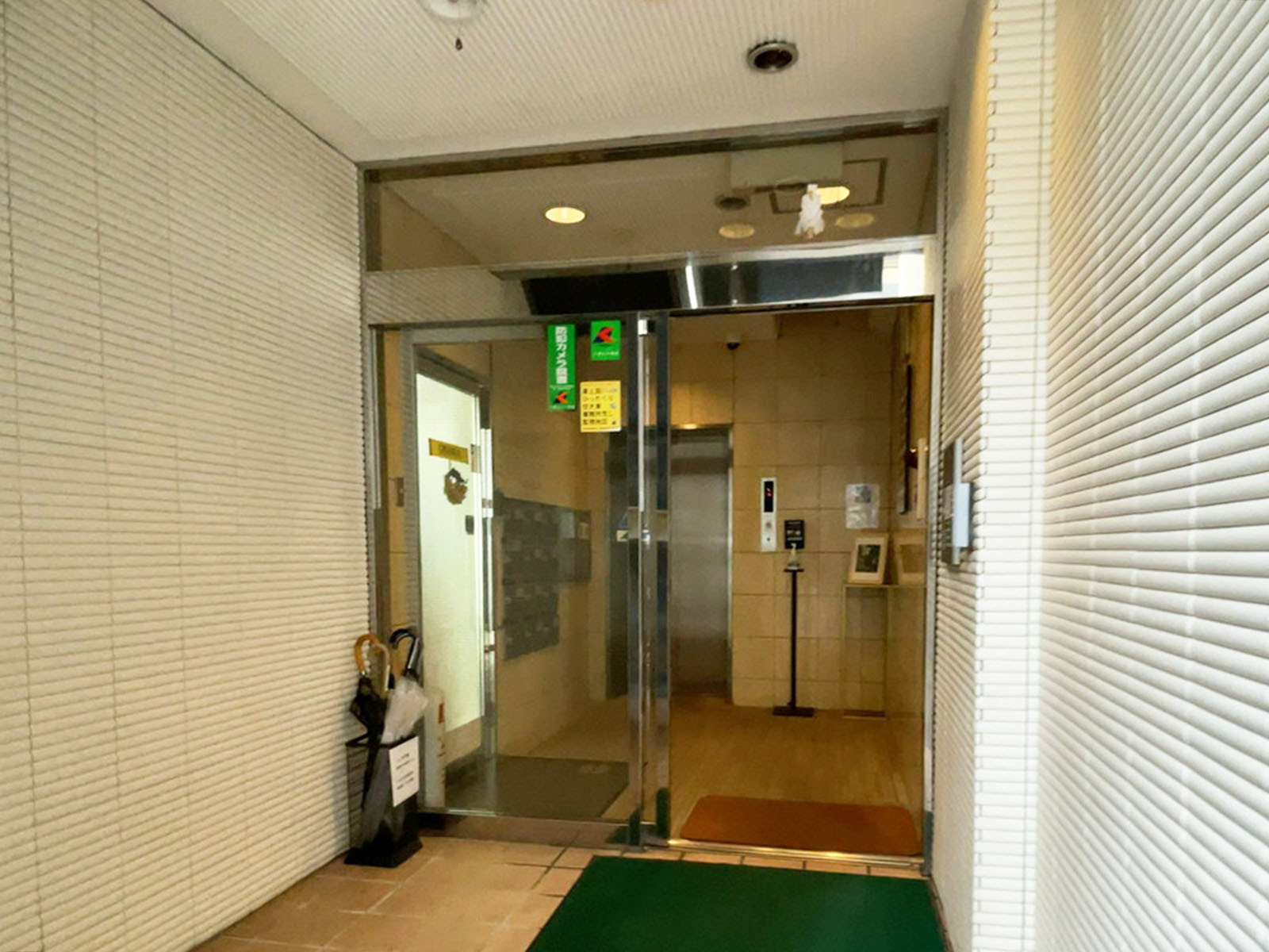 オフィスビル出入口