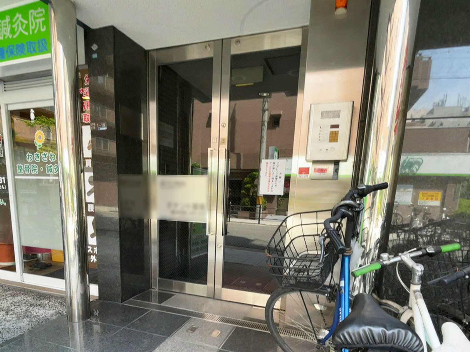 オフィスビル出入口