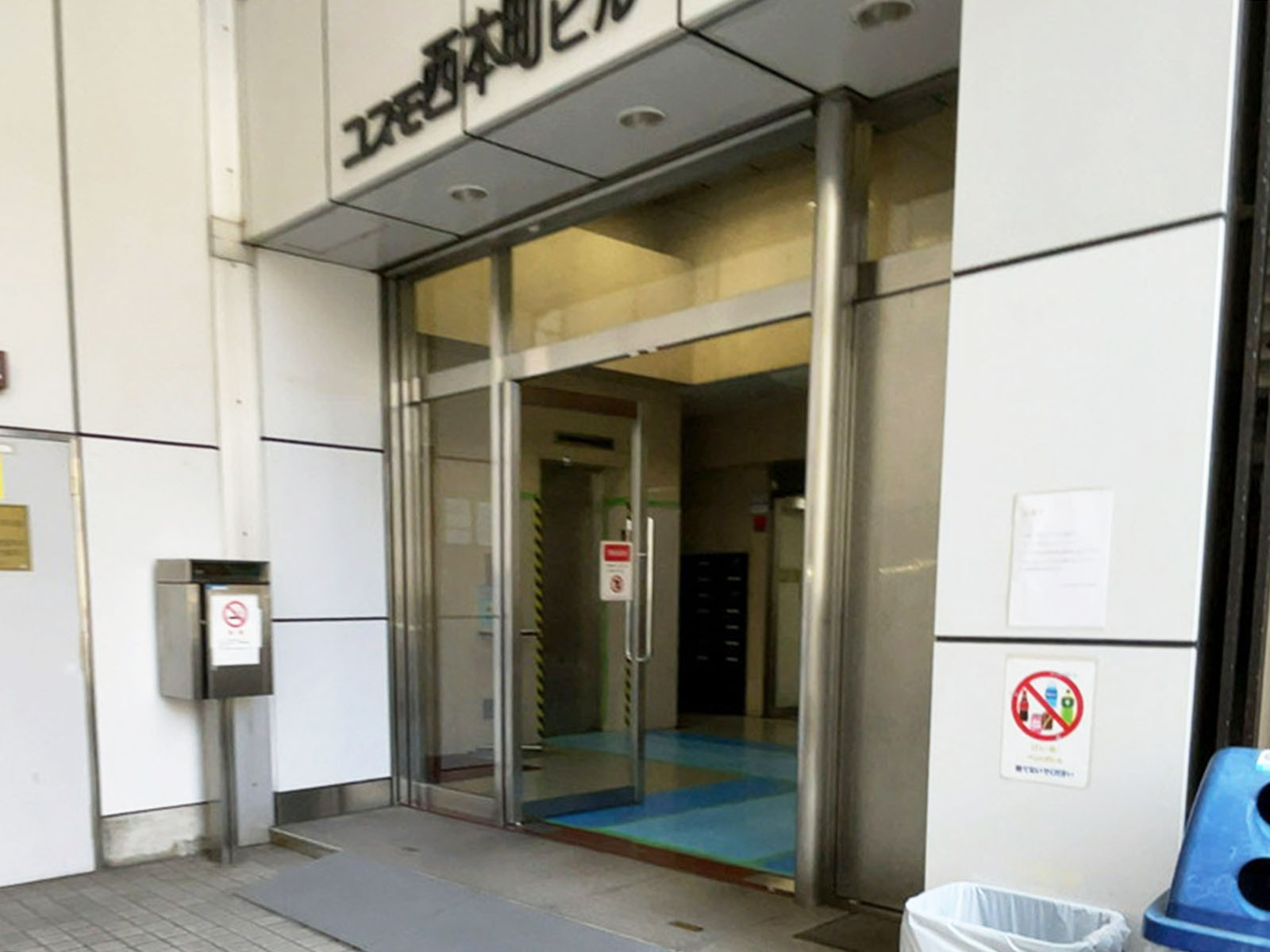 オフィスビル出入口