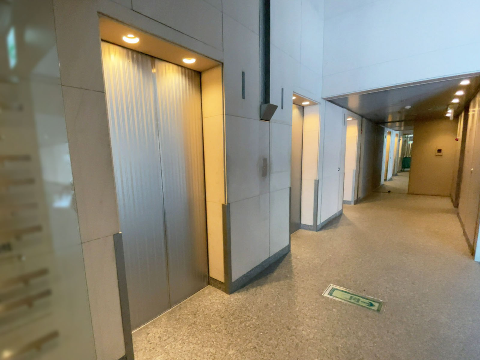 エレベーター(3基)