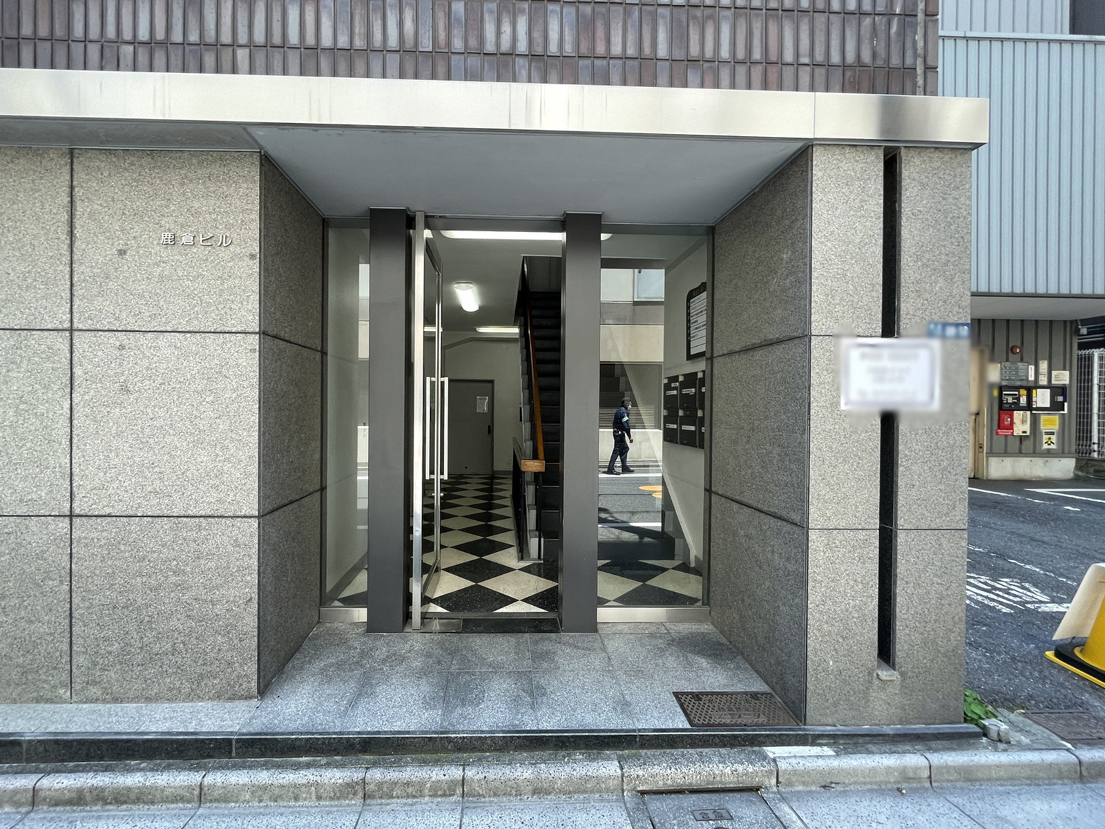 オフィスビル出入口
