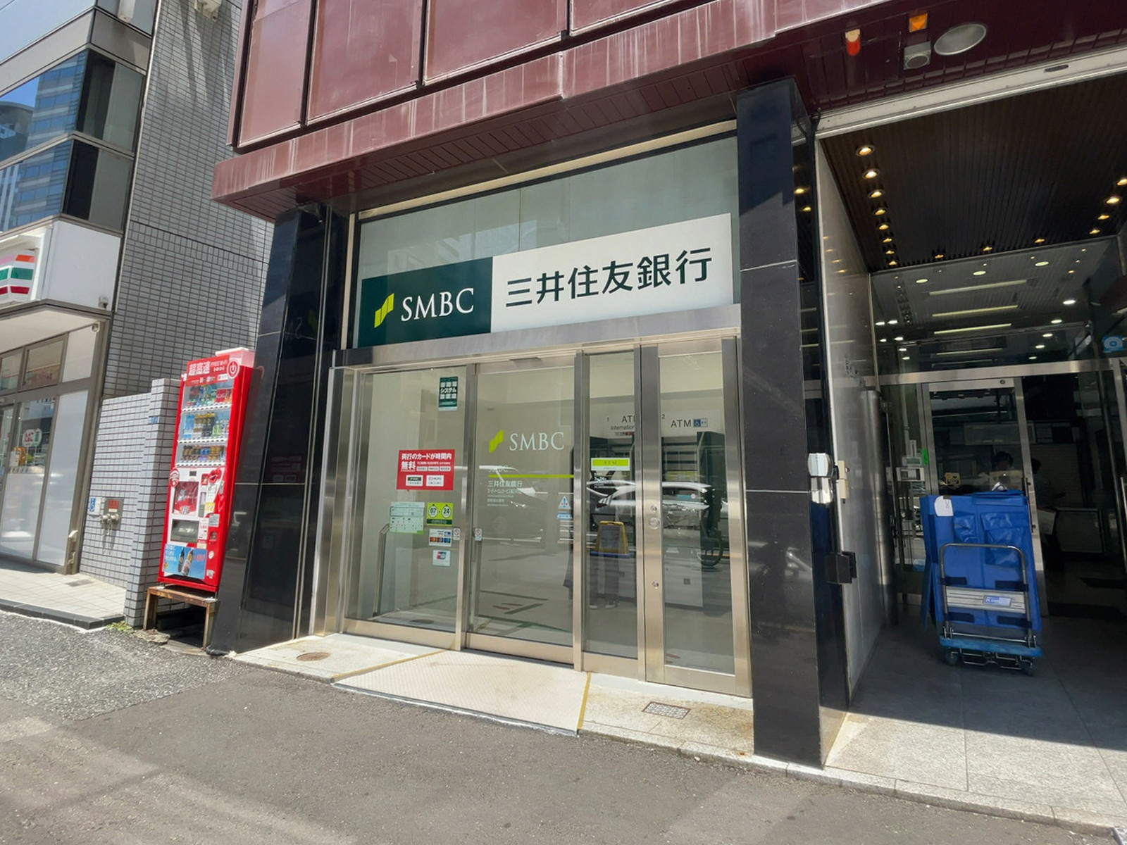 1階の三井住友銀行 西新宿出張所