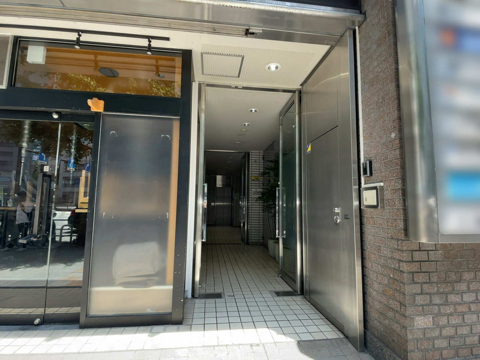 オフィスビル出入口