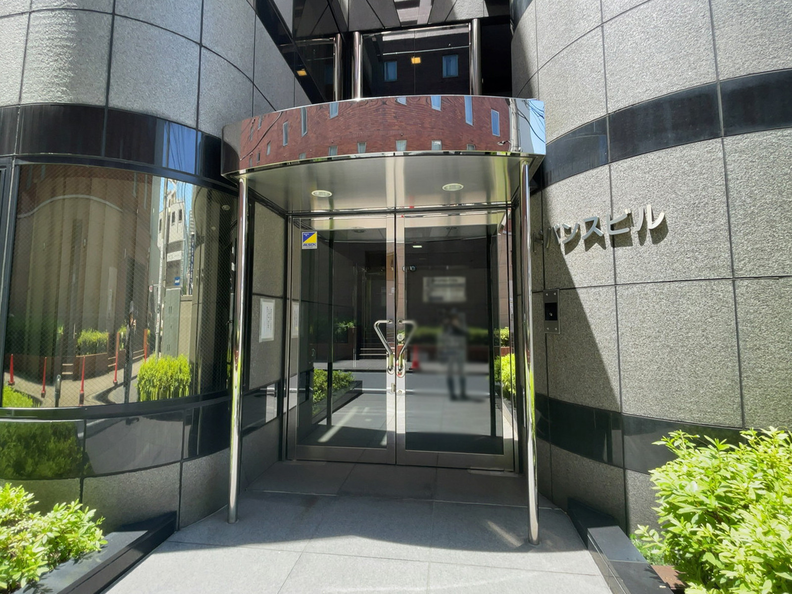 オフィスビル出入口