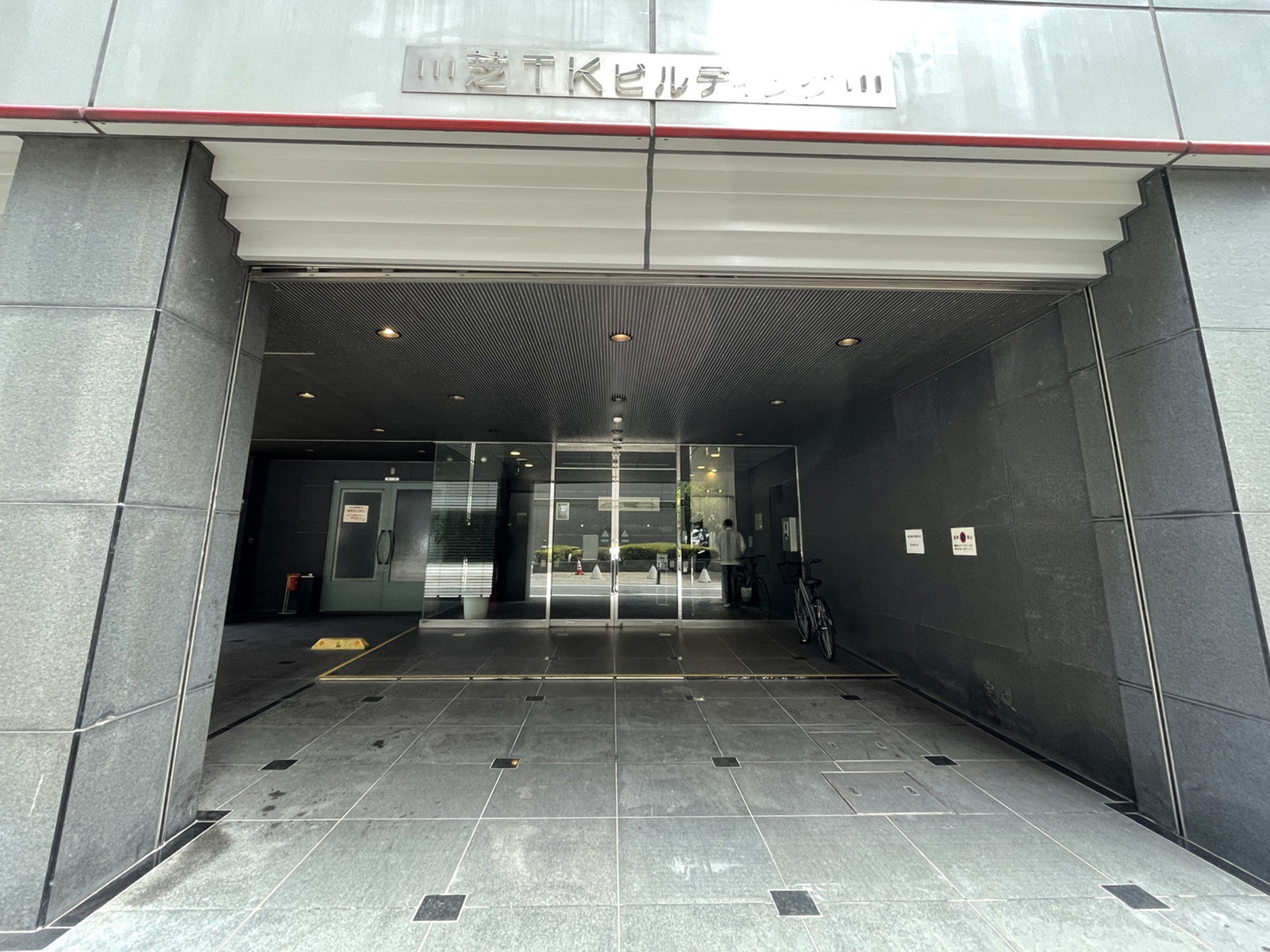 オフィスビル出入口