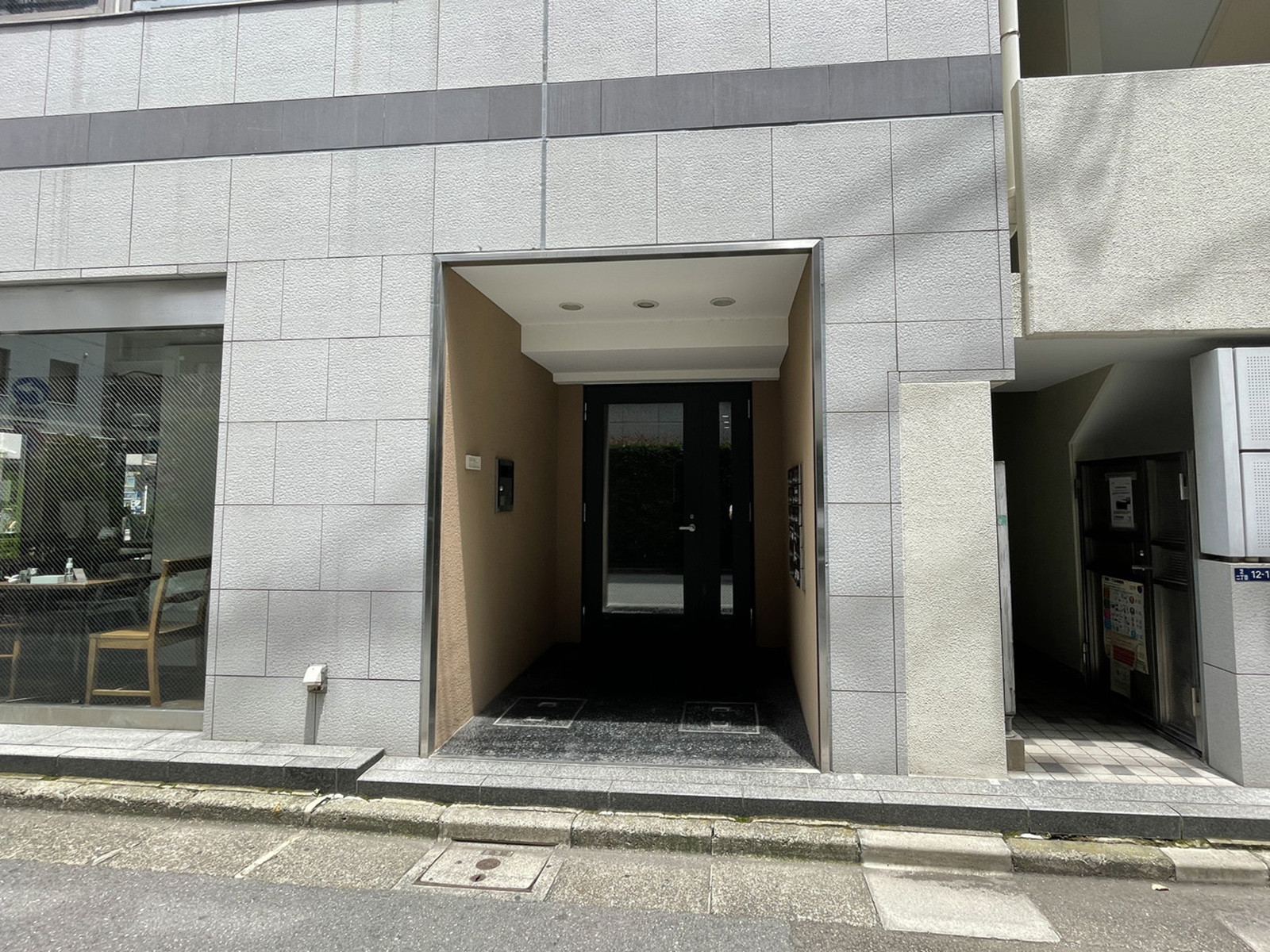 オフィスビル出入口