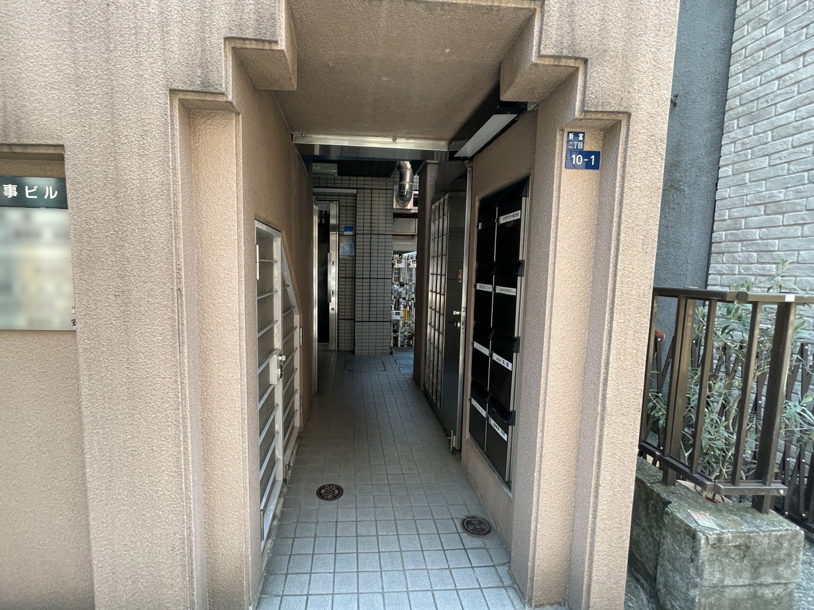 オフィスビル出入口