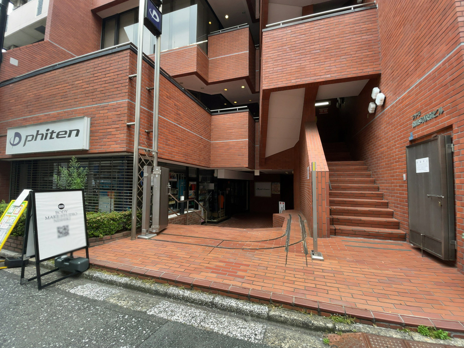 オフィスビル出入口