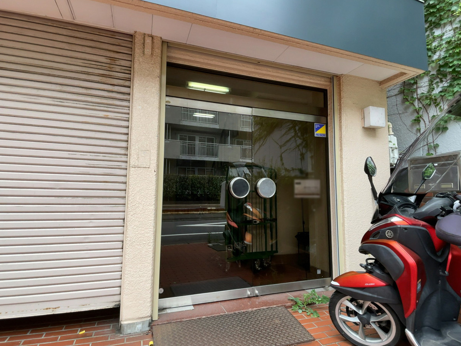 オフィスビル出入口