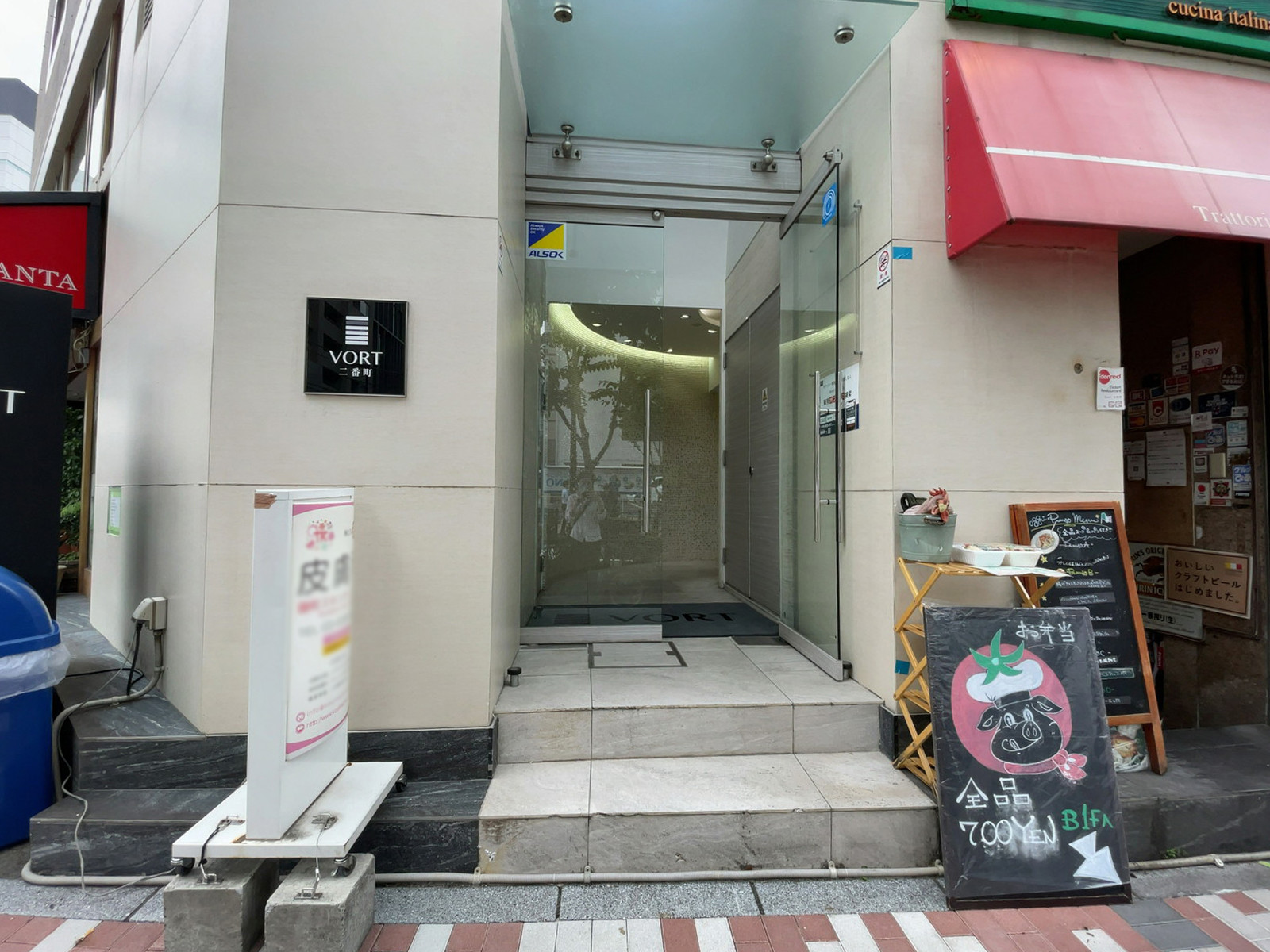 オフィスビル出入口
