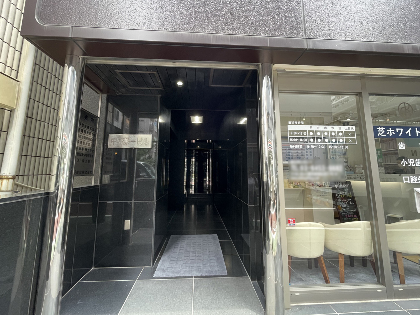 オフィスビル出入口