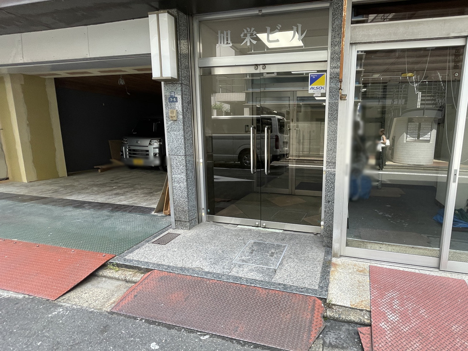 オフィスビル出入口