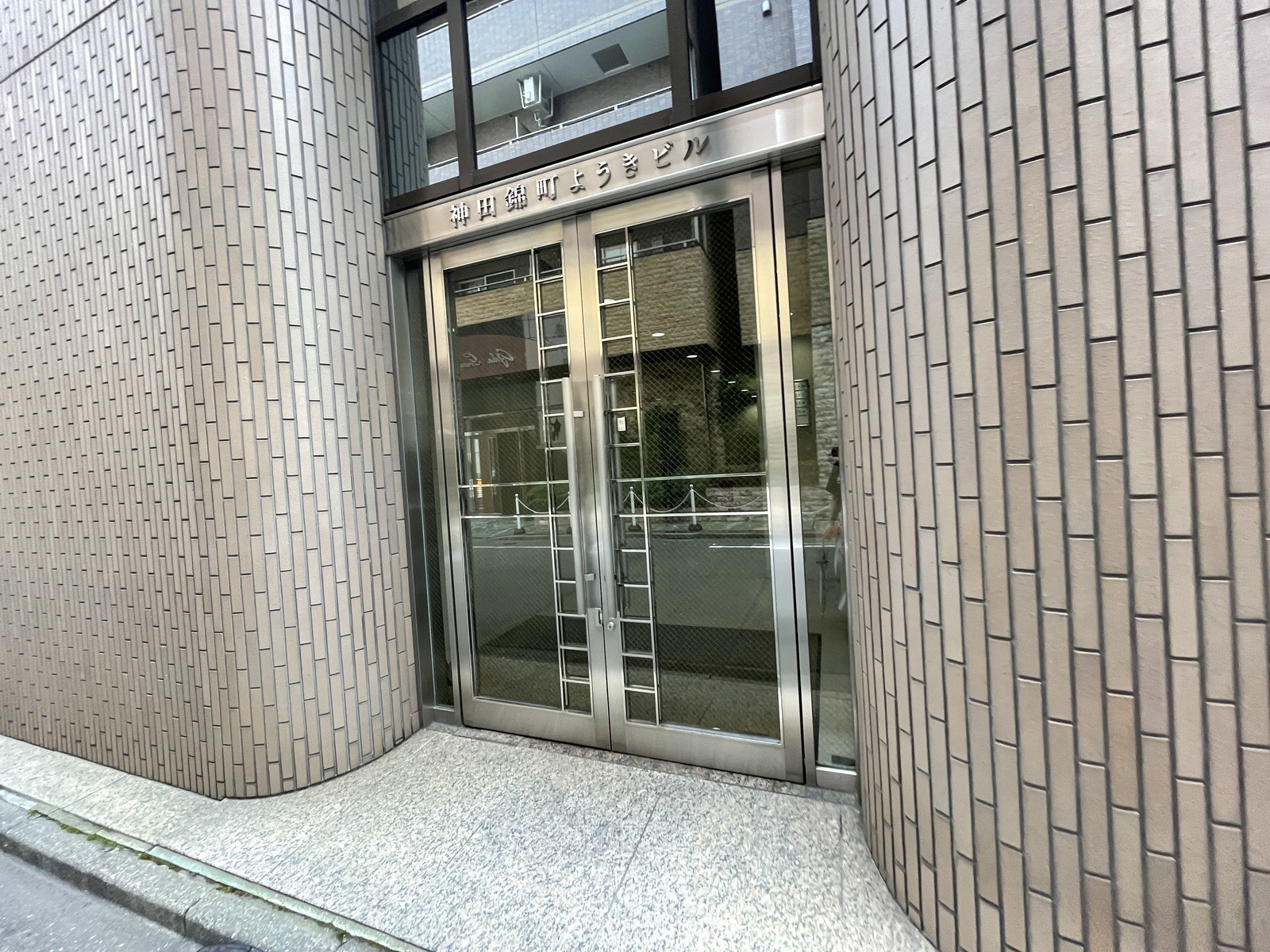 オフィスビル出入口