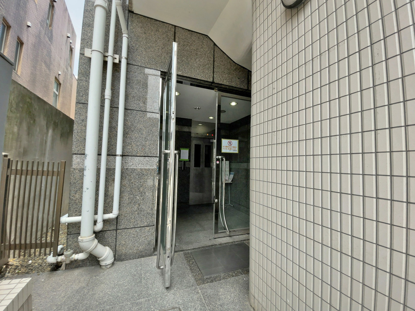 オフィスビル出入口