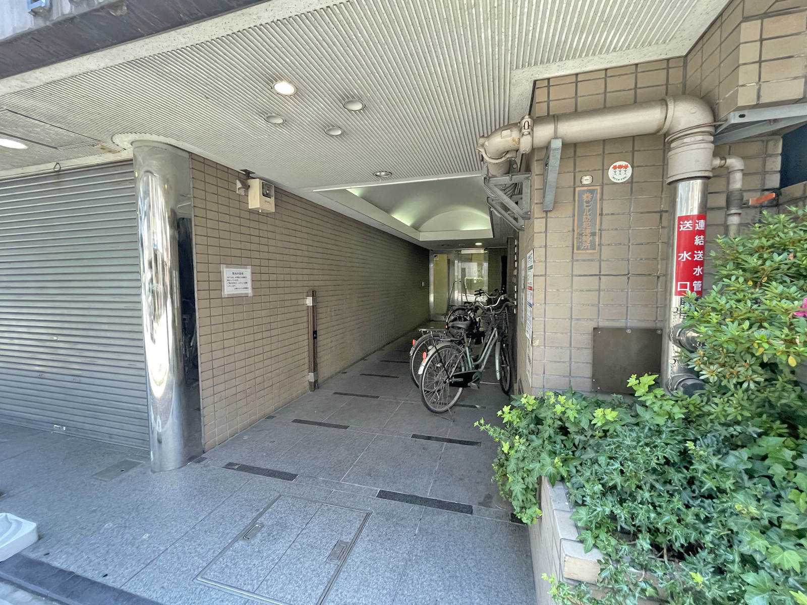 オフィスビル出入口