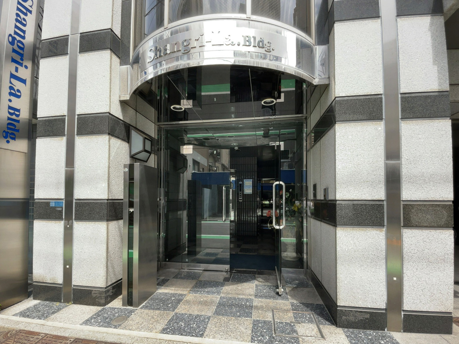 オフィスビル出入口