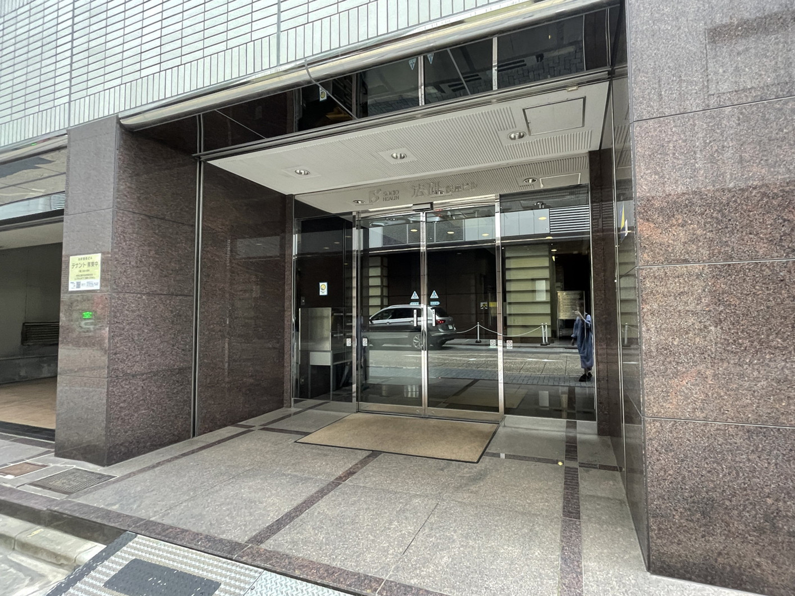 オフィスビル出入口