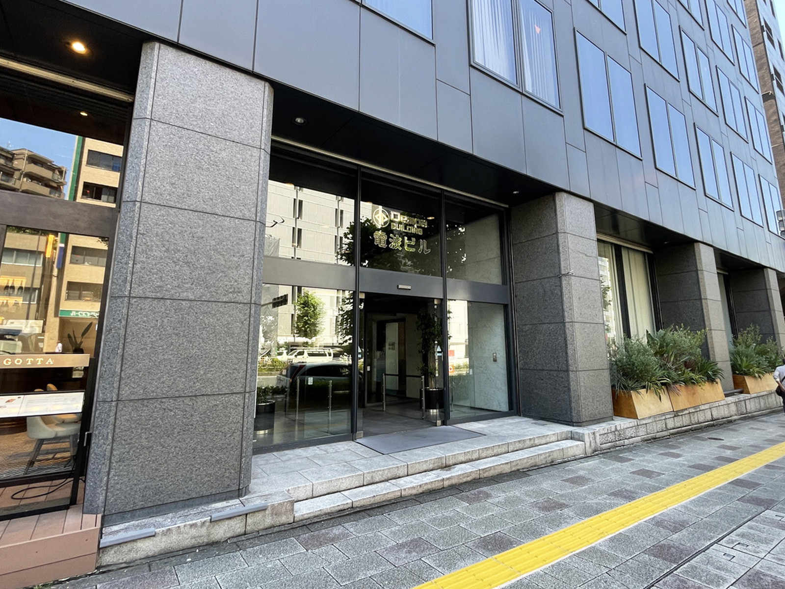 オフィスビル出入口
