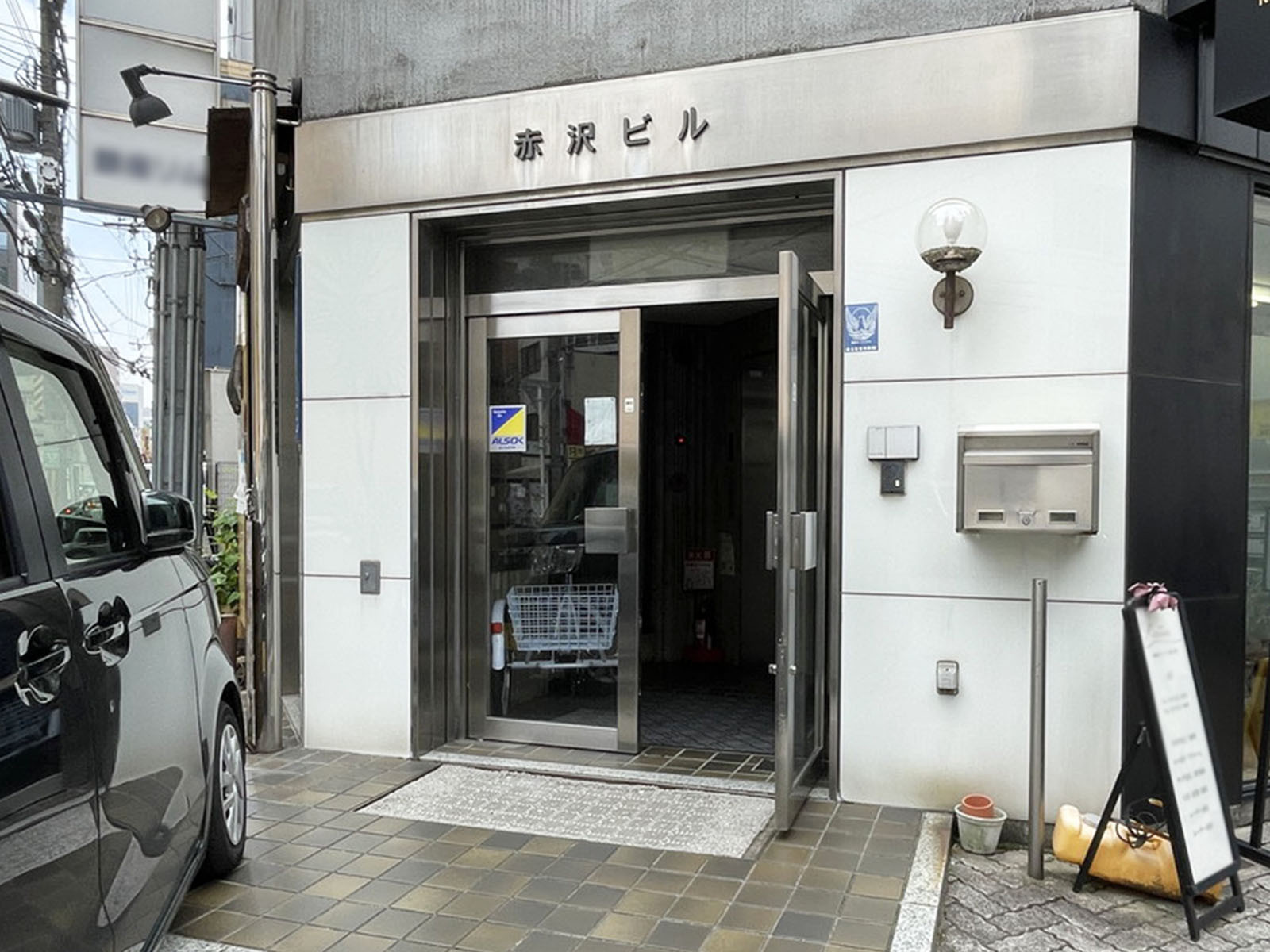 オフィスビル出入口