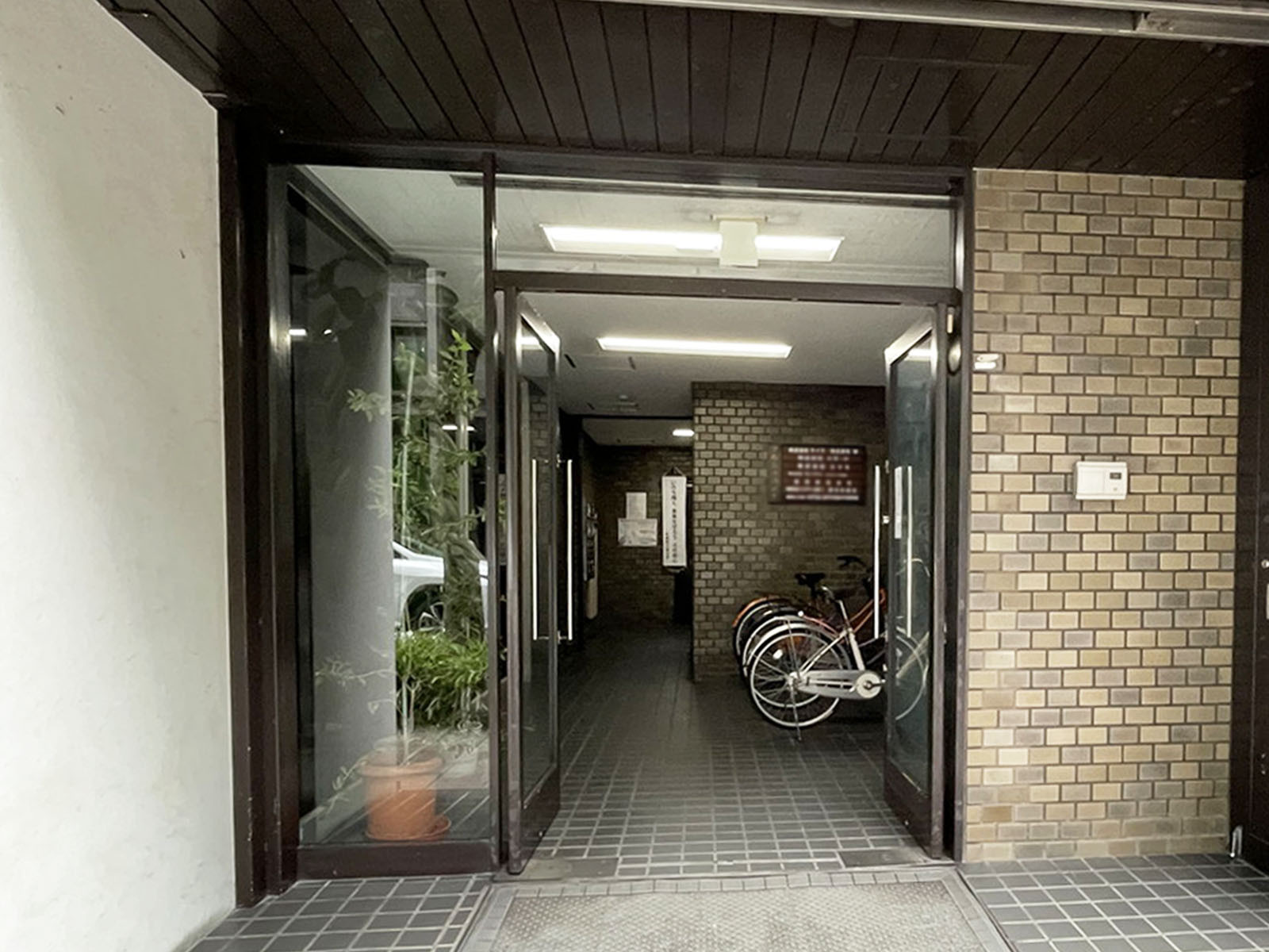 オフィスビル出入口