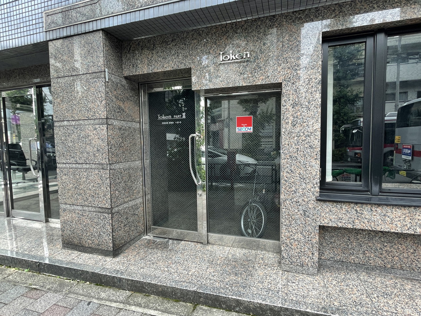 オフィスビル出入口