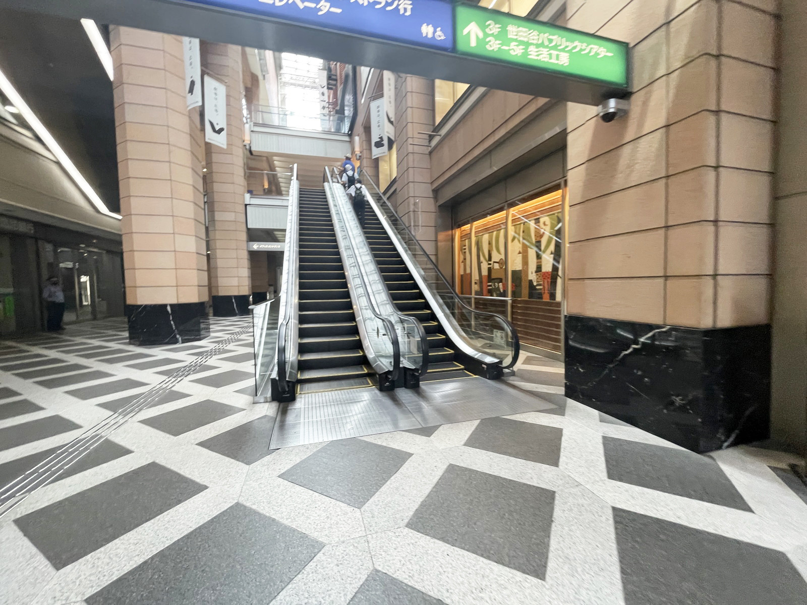 共用部のエスカレーター