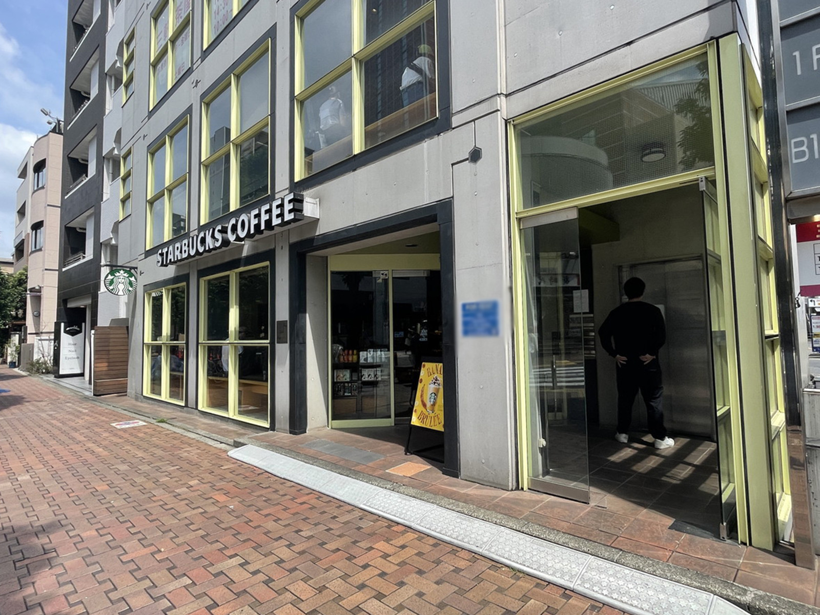 1階のスターバックスコーヒー三軒茶屋店