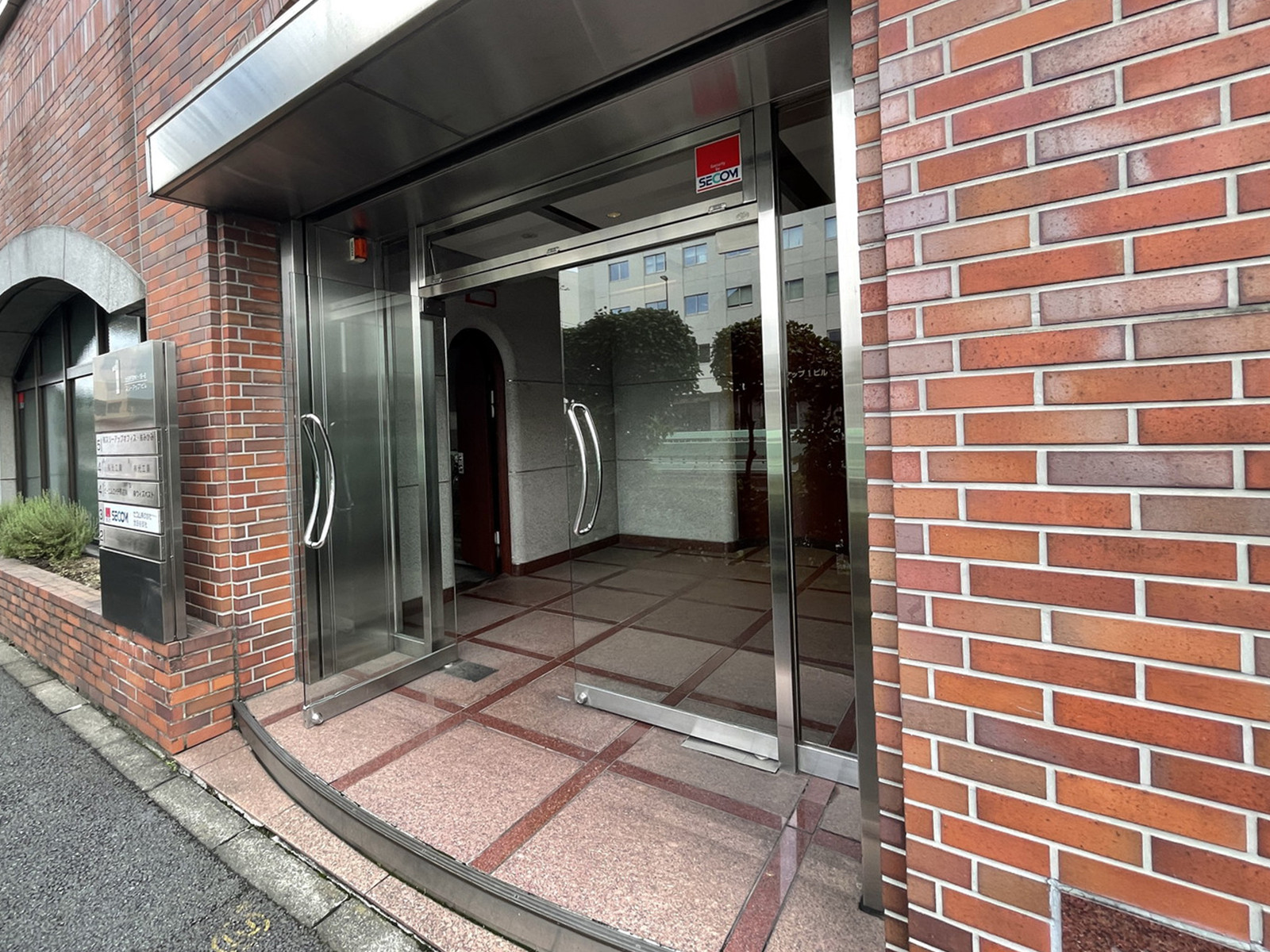 オフィスビル出入口